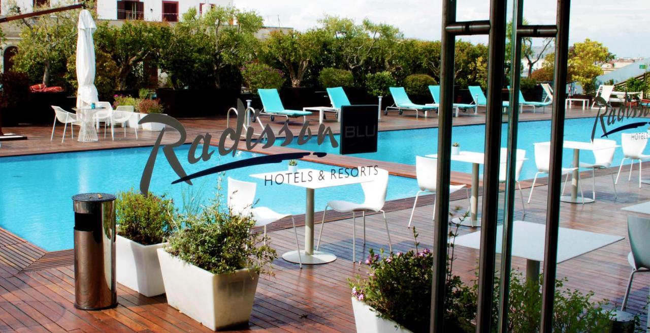 Radisson Blu Es. Hotel, Roma Eksteriør bilde A pool at a Radisson hotel