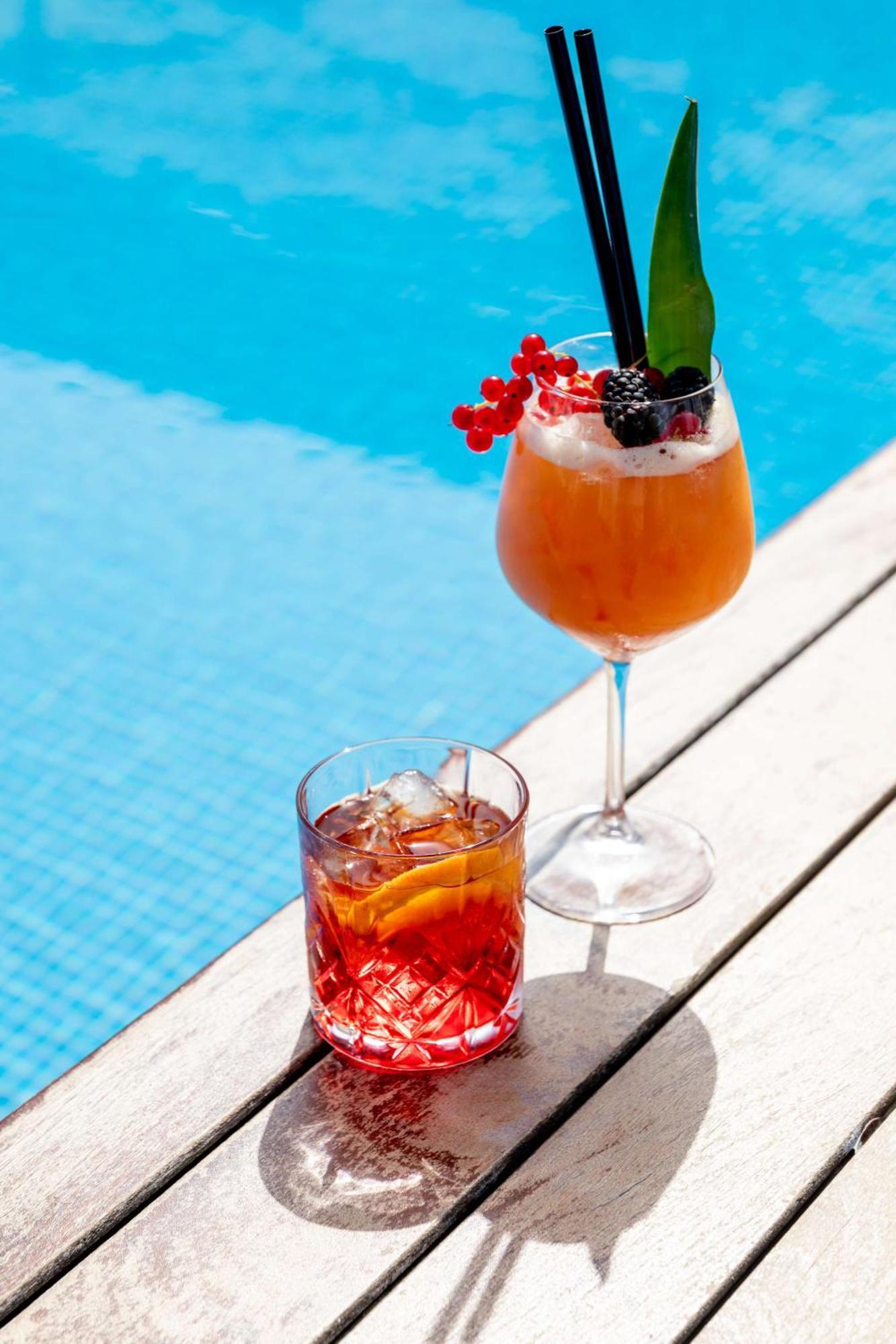 Radisson Blu Es. Hotel, Roma Eksteriør bilde A Bellini (left) and a Negroni (right)