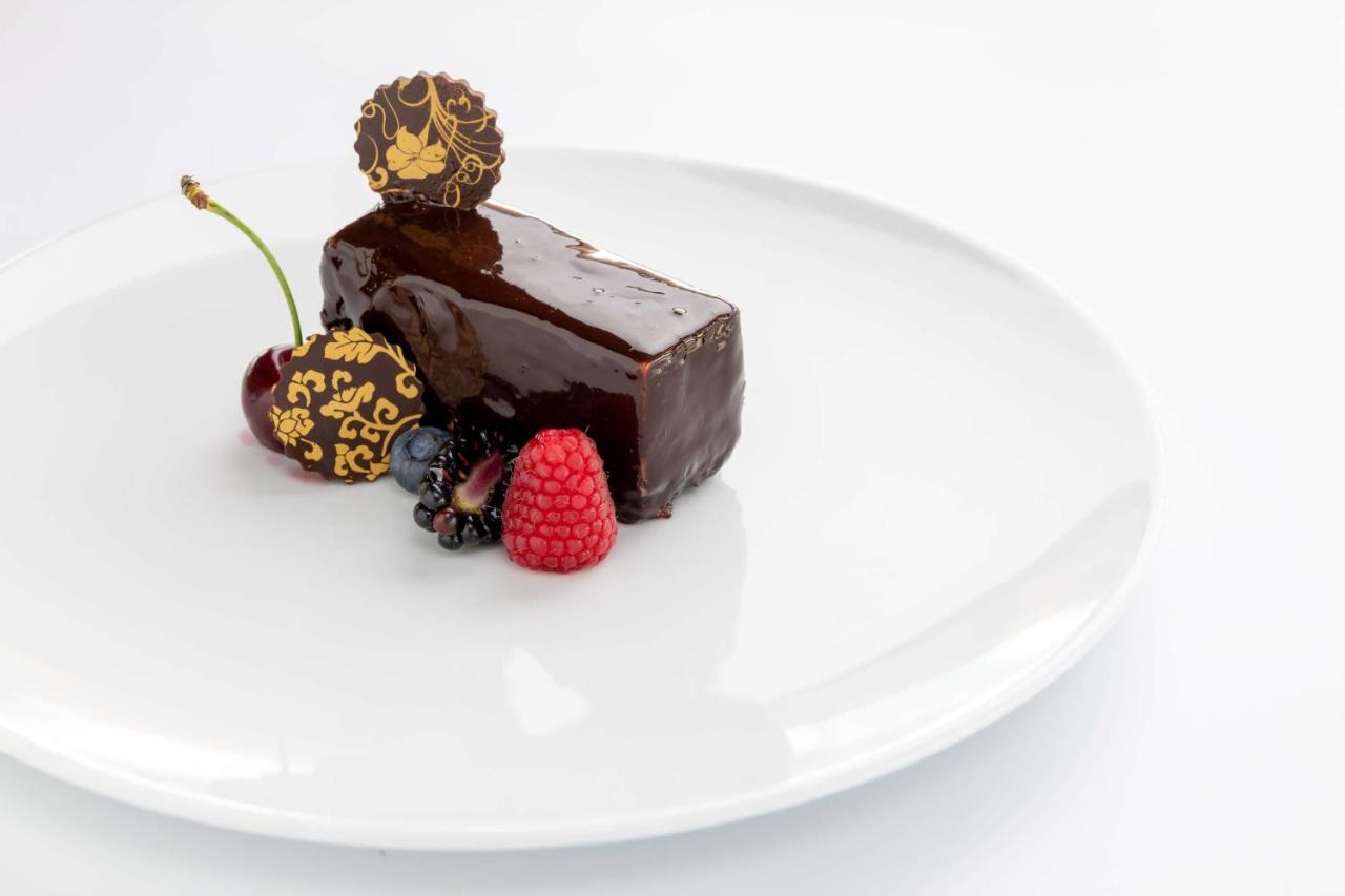 Radisson Blu Es. Hotel, Roma Eksteriør bilde A chocolate dessert